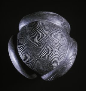 来自公元前3000年新石器时代阿伯丁郡Towie的玻璃山的雕刻球 作者 不明