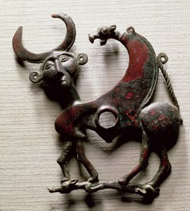 人头野兽形式的马牙颊片，产自伊朗西部卢里斯坦，公元前 800-700 年（青铜） 作者 不明