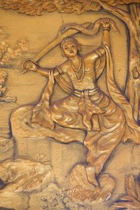 蔡世龙的佛教塔。大彻大悟：佛祖用他的剑剪断自己的头发。然后他把王子的衣服换成乞丐的袍子。然后他开始寻求开悟 泰宁.越南 作者 不明