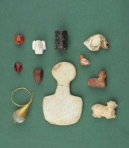 东地中海文物收藏，包括苏美尔人的秃鹰护身符、阿卡德人的蛇形印章和美索不达米亚人的红玉髓青蛙，时间为公元前3300-2000年。 作者 不明