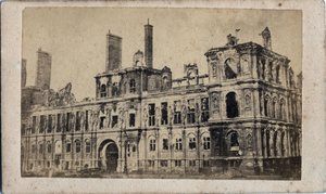 巴黎公社（1871年）：1871年5月火灾后的市政厅景观。匿名摄影。印在纸板上的凹版。10x7厘米 作者 不明
