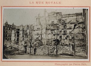 巴黎公社（1871 年）：1871 年 5 月在巴黎皇家街上看到的废墟。Pierre Pepetit 的照片。 打印在纸板上，昏暗。 9x5,4 厘米 作者 不明