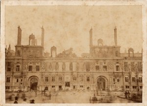 巴黎公社（1871 年）：1871 年 5 月市政厅火灾的景色。匿名摄影，打印在纸板上昏暗。 15x10 厘米 作者 不明