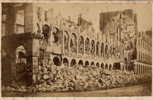 巴黎公社（1871 年）：1871 年 5 月火灾后财政部的视图。摄影。 在纸板上打印 昏暗。 10x6,9 厘米 作者 不明
