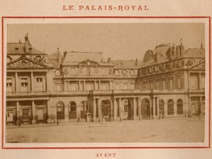 巴黎公社（1871 年）：1871 年 5 月火灾前巴黎皇家宫（Palais Royal）的景色。Pierre Pepetit 的照片。 打印在纸板上，昏暗。 9x5,4 厘米 作者 不明