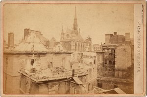 巴黎公社：1871 年 5 月巴黎司法宫和圣礼拜堂废墟景观。摄影皮尼奥莱兄弟。 暗淡。 16,3X10,8 厘米 作者 未知艺术家