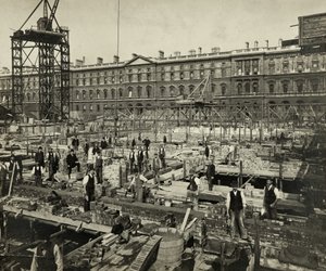 英国伦敦威斯敏斯特大乔治街新政府办公楼建设工程，1902 年 9 月 24 日（黑白照片） 作者 未知艺术家