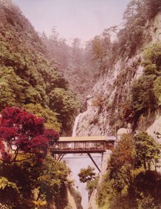 陡峭的峡谷中的被遮盖的桥，背景为瀑布，日本，约1890-1910年 作者 不明