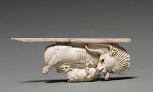 装饰匾：公元前900-800年，母牛护理小腿 作者 不明