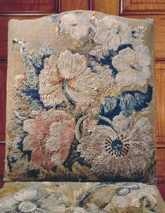由 Jane Allgood 设计的封面细节，双线和真丝雪尼尔长针和短针的特大花朵，帐篷针的旧金色背景 作者 不明