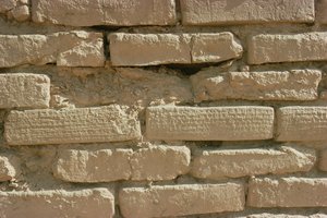 由埃兰国王 Untash-Gal（公元前 1265-46 年）建造的带有金字塔楔形文字铭文的砖块细节（照片） 作者 不明