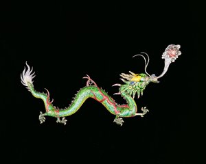龙追逐一颗燃烧的珍珠，19 世纪末 Chongwoo 制造的中国出口银花瓶底座的装饰细节（银背彩色珐琅） 作者 不明
