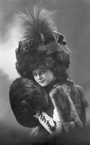 时尚：身着皮草（外套、羽毛帽和袖子）的年轻女性。Annees 1920-1930 历史性时尚照片，女模特 作者 未知艺术家