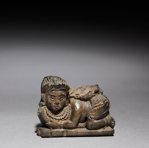 蹲下的小雕像，公元前900-800年 作者 不明
