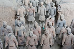 第一坑；站立的战士形象；秦始皇陵；秦始皇兵马俑；西安；中华人民共和国 作者 不明
