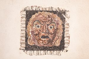 意大利罗马，罗马国家博物馆（museo nazionale romano），公元前 1 世纪描绘狄俄尼索斯面具的地板马赛克，出自罗马鲁菲内拉大道附近的一座罗马别墅。 作者 未知艺术家