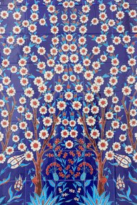 鲜花。80块伊兹尼克板（Iznikpanels）中的一块--16世纪流行的高度装饰的陶瓷砖--在伊斯坦布尔的帝国和宗教建筑中具有明显的特征。谢赫-扎耶德清真寺。1995.阿布扎比酋长国 作者 不明