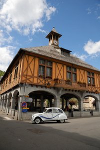 法国, Arreau, 雪铁龙 2CV 在中世纪有盖市场旁的路上（照片） 作者 未知艺术家