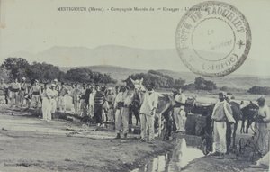 在摩洛哥阿特拉斯山脉附近巡逻的法国殖民军团士兵。明信片，1909 年 作者 未知艺术家