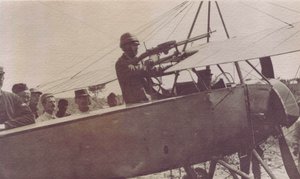 法国士兵围着一架飞机的机枪 - 1915年 作者 不明