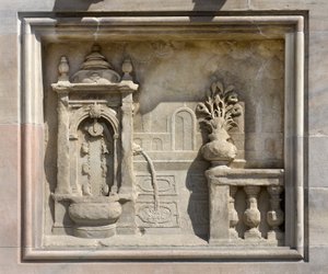 弗朗西斯科-博诺（1654年）的高浮雕，表现了一口井的覆盖。意大利米兰的大教堂（圆顶或大教堂）。 作者 不明