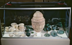 “贮藏罐”，约公元前 2500-2400 年（赤陶、雪花石膏、阿曼铜和石头） 作者 不明