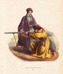 喀山鞑靼家庭（俄罗斯鞑靼斯坦）--来自喀山的鞑靼家庭，男子戴着毛皮帽子，穿着毛皮衬里的大衣，正在发射火枪，女子穿着长外套，孩子穿着毛皮衣服--Mercier 的手工彩色木刻版画，选自 "Customs, Uses et Costumes de tous les Peuples du Mon"。 作者 未知艺术家