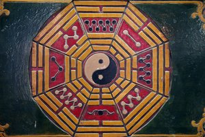 Khanh Van Nam Vien道教宝塔。阴阳符号。胡志明市。越南 作者 不明