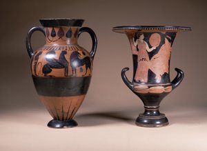 LtoR：东方化黑色数字双耳瓶，希腊，公元前 6 世纪； 红色图形花萼克拉特，希腊，意大利南部，公元前 4 世纪（陶器） 作者 不明