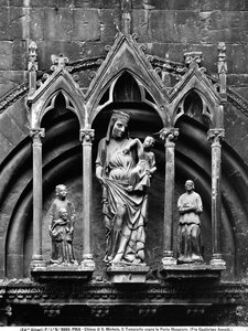 Madonna with Child and two Saints. Painting by Friar Guglielmo Agnelli located in the small temple above the Main Portal, Church of San Michele in Borgo, Pisa. 作者 不明