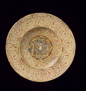 Maiolica plate decorated with an elaborate repetitive knot design framing profile heads on the border and a shield in the central plaque, Italian, made in Tuscany 作者 不明