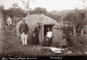 制作塔帕，一种本地布，约1875年（棕褐色照片）。 作者 不明
