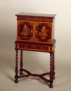 立式镶嵌细工橱柜，胡桃木贴面，17 世纪末 作者 不明