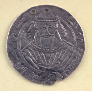 印有巴格达哈里发 al-Mutawakkil（822-861 年）肖像的奖章，9 世纪（银质）