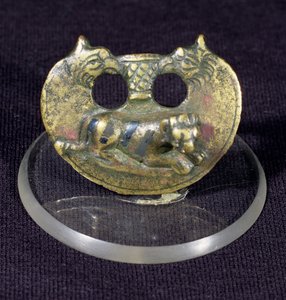 山上装饰有狮鹫的头和带有 niello 条纹的老虎，公元 1 世纪末至 2 世纪初（青铜） 作者 不明