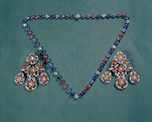 项链和耳环套装，饰有五彩膏，约 1760 年 作者 不明