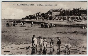 Normandy, Calvados (14), Langrune sur Mer (Langrune-sur-Mer): 一群孩子在海滩上玩耍，在mareee低的明信片19世纪末-20世纪初 作者 未知艺术家