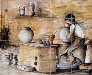 描绘制陶场景的彩绘麦饭石板，由意大利西西里岛Santo Stefano di Camastra的Ceramiche Desuir公司手工制作，详细介绍 作者 未知艺术家