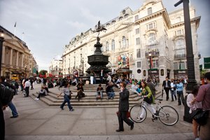 伦敦皮卡迪利广场（Piccadilly Circus）（照片）。 作者 不明