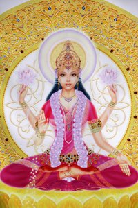 图片显示财富女神和毗湿奴的妻子拉克什米，坐着手持莲花 作者 不明