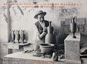 明信片上的Clement Massier（1844-1917），Poterie de Golf-Juan的陶艺大师在其工作室工作，法国，20世纪 作者 未知艺术家