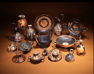 陶器组展示了Etruscan Bucchero陶器kantharos和Gnathia陶器guttus，正中，均为公元前6世纪（照片） 作者 不明