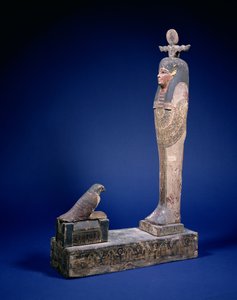 Ptah-Soker-Osiris人物，站在一个箱形基座上，面对一个装有荷鲁斯猎鹰的石棺，陪葬品，埃及，托勒密时期，约公元前200年（多色木）。 作者 不明
