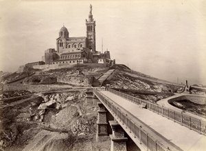 宗教建筑：加尔德圣母大教堂（Notre-Dame-de-la-Garde）的外景，也被称为 "好母亲"（1853-1864），按照建筑师亨利-埃斯佩兰迪厄（1829-1874）的计划建造。马赛，罗纳河口区（13），中心区 作者 未知艺术家