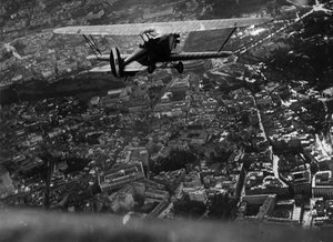罗马（意大利），约1930年。意大利航空部长伊塔洛-巴尔博（1896-1940）在为旅游沙龙开幕而进行的空中表演中，乘坐 "Ro1 "双翼飞机飞越城市上空 - 意大利罗马，约1930年。意大利航空部长