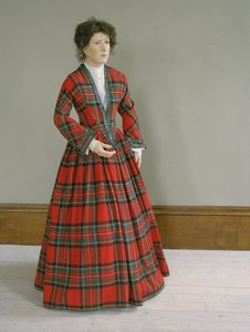 Royal Stewart 格子呢羊毛连衣裙，带皱折真丝边饰，c.1845-50 作者 不明