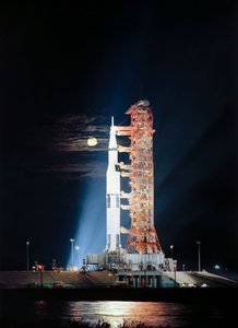 探照灯照亮了佛罗里达州肯尼迪航天中心39号发射场A区的夜景，显示出阿波罗17号（航天器114号/月球舱12号/土星512号）航天器在发射前的准备工作。 作者 不明