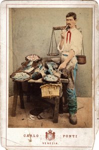 Small metiers：鱼贩的肖像，靠近他的鱼，威尼斯。 19 世纪 纸板印刷 昏暗。 11x16,5 厘米 作者 不明