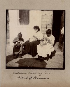 Small metiers：在威尼斯布拉诺岛上从事钩针编织（刺绣）工作的年轻女孩。 19 世纪 纸板印刷 昏暗。 9x9 厘米 作者 不明