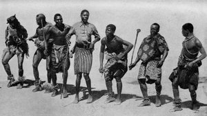 南非。心情轻松的卡菲尔族男孩沉浸在协调一致的歌舞中。1920 作者 不明